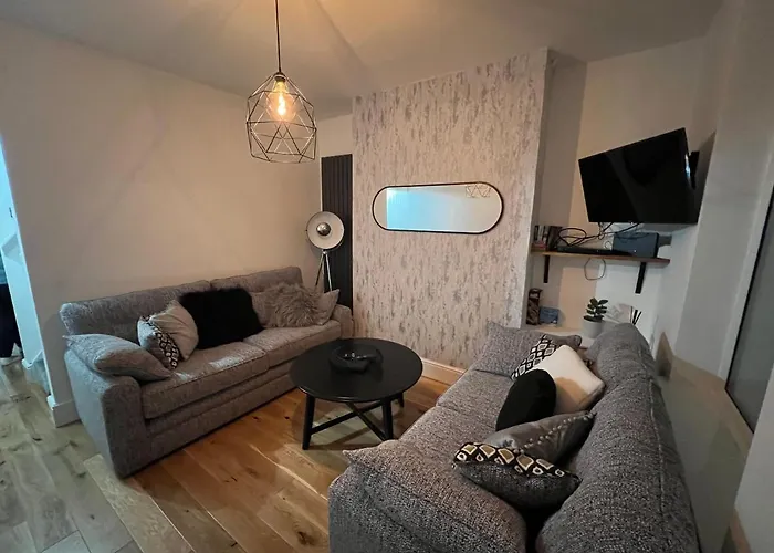 Centrally Located In City Of Lincoln Idas Place - Two Bedrooms Each With A Kingsize Bed
