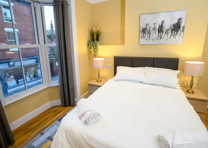 Pass The Keys The Sunny Room At Tavmar Apartments