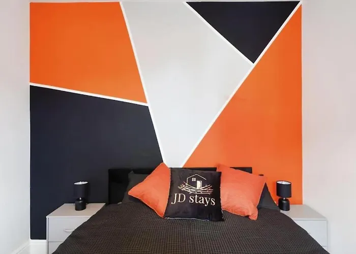 Stylish 4-Bedroom Apartment With Scenic Garden Views, Free Wifi & Parking - Perfectly Located Near Lincoln University