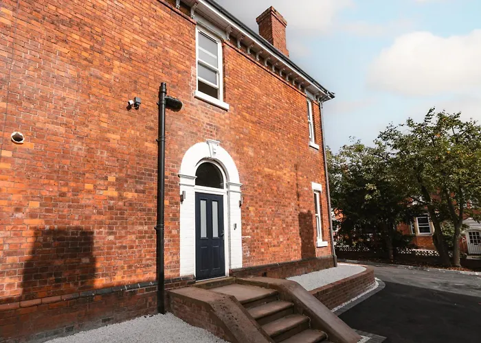 Our House Collective - Luxury Stay In Lincoln City Centre, Hot Tub, Sleeps 16