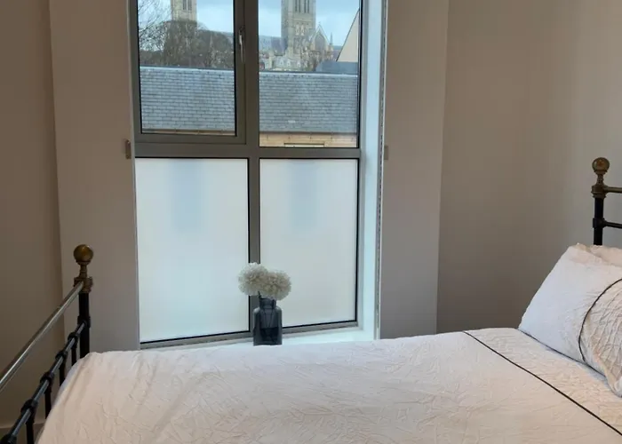 Central, Modern And Peaceful, Lovely Cathedral Views, Two-Bed Apartment With 40\