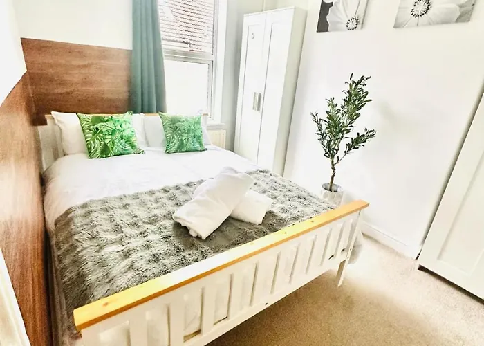 Three Bedroom House Lincoln 10 Mins Walk To Brayford Wharf And Free Parking