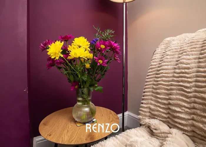 Bright And Warm 3-Beds Home In Lincoln By Renzo, Driveway Parking, Sleeps 6!