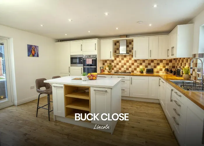 Incredible And Charming 4-Bed Home In Lincoln By Renzo, Free Parking, Close To Lincoln Hospital!
