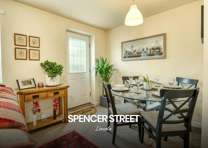 Cosy And Beautiful 2-Bed Home In Lincoln By Renzo, Free Parking, Close To City Centre