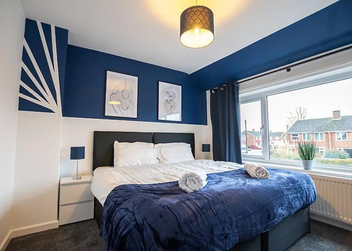 Spacious 4-Bed House With Parking Near City Centre