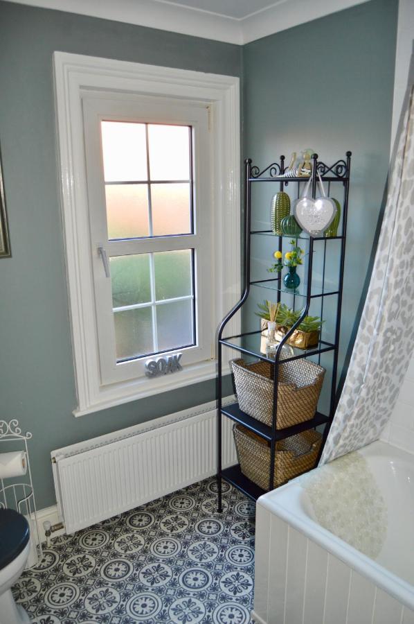 Holiday home Cathedral Quarter House With Free Secure Driveway Parking For 2 Cars *
