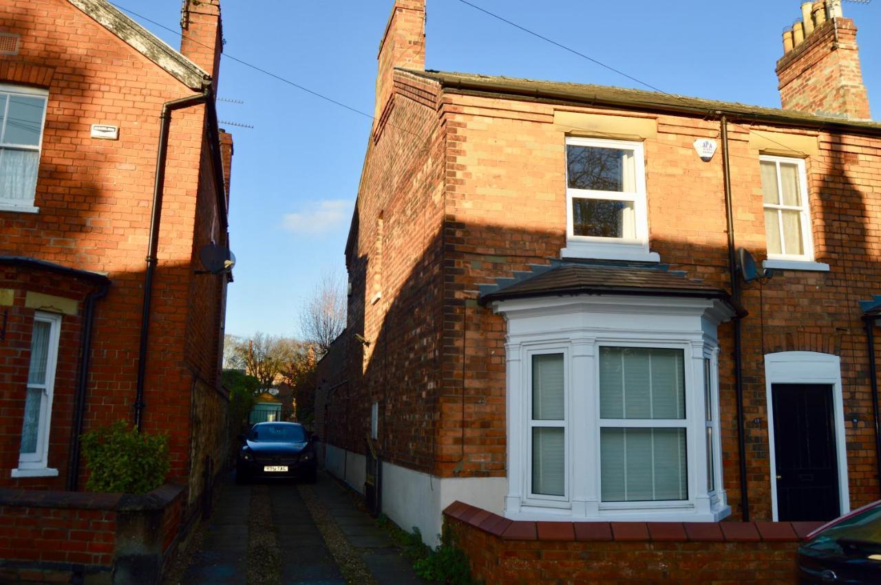 Cathedral Quarter House With Free Secure Driveway Parking For 2 Cars
