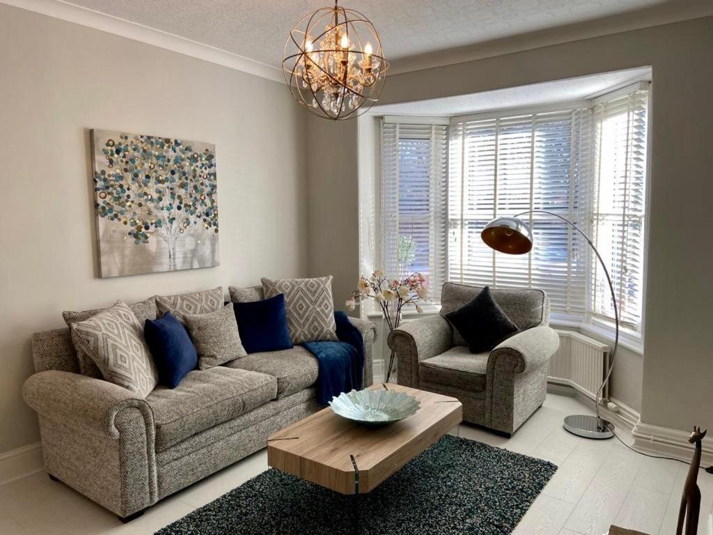 Holiday home Cathedral Quarter House With Free Secure Driveway Parking For 2 Cars