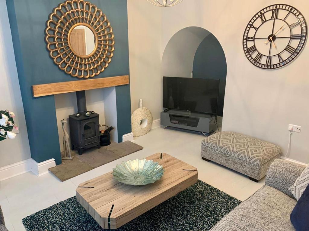 Cathedral Quarter House With Free Secure Driveway Parking For 2 Cars
