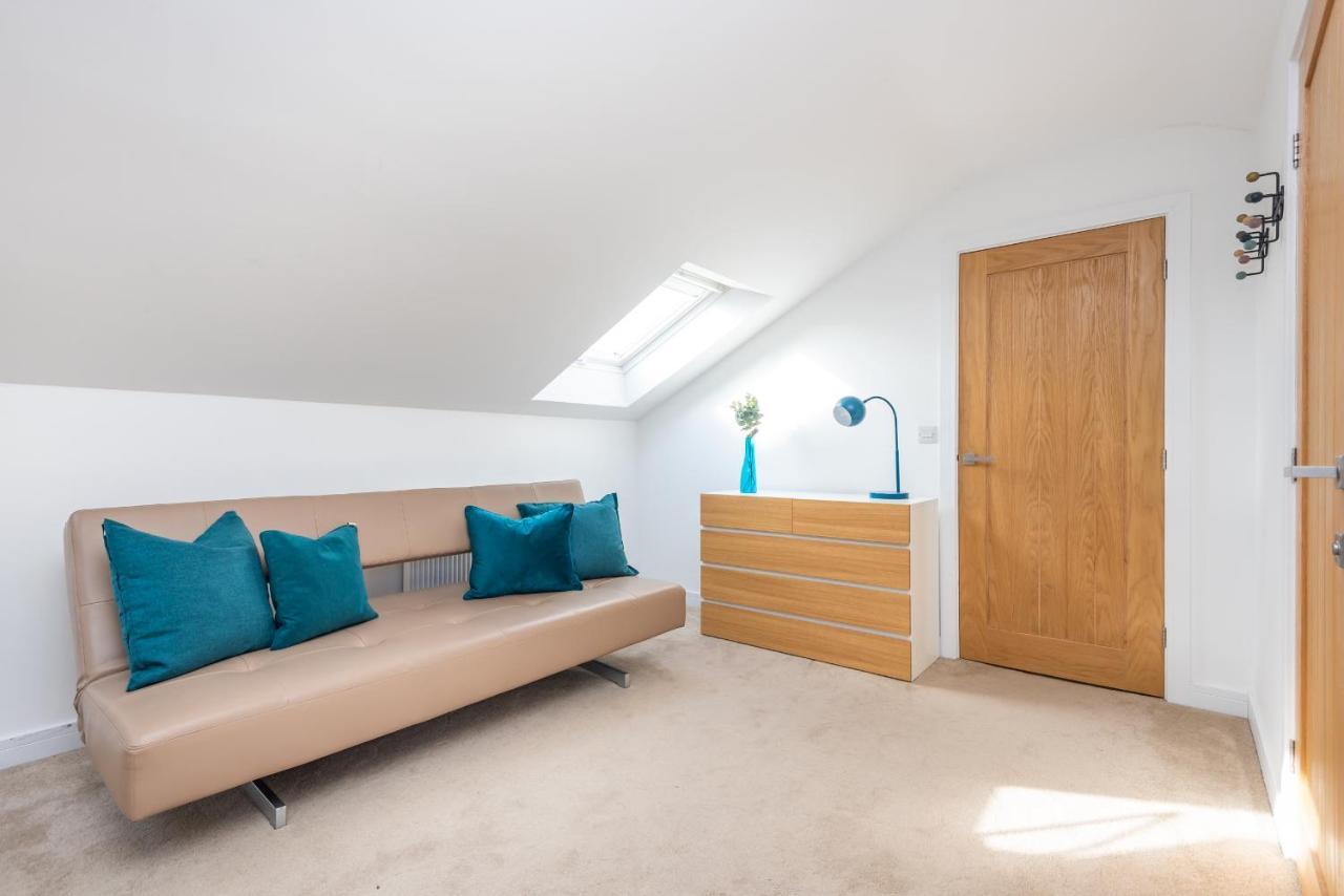 Captivating 4-bed House In Holiday home *
