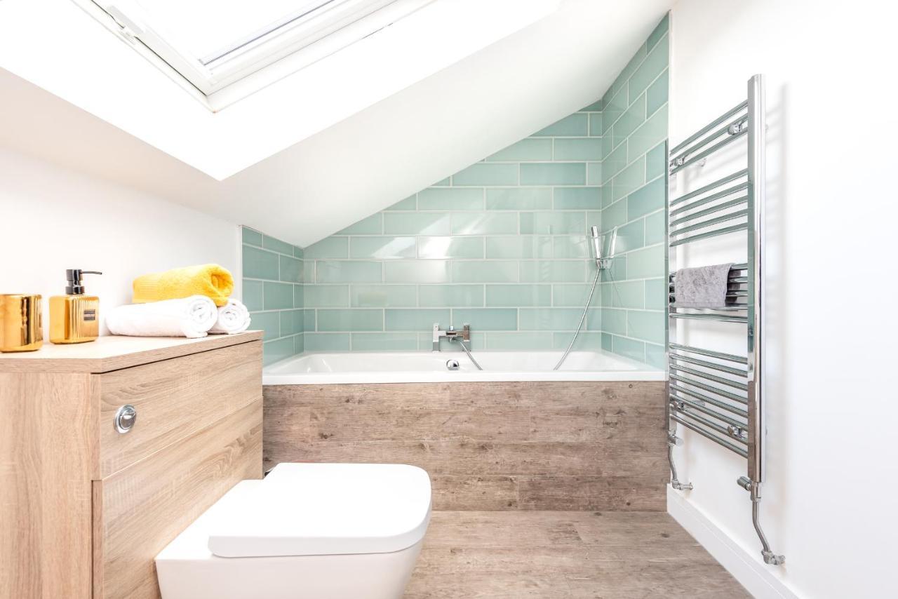 Holiday home Captivating 4-bed House In Lincoln