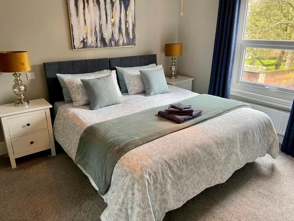 Holiday home Cathedral Quarter House With Free Secure Driveway Parking For 2 Cars