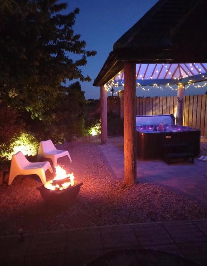 Retreat With Private Hot Tub Lincoln