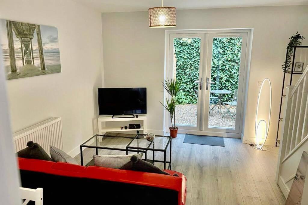 New Build House With Parking In Town Centre. A**** Holiday home