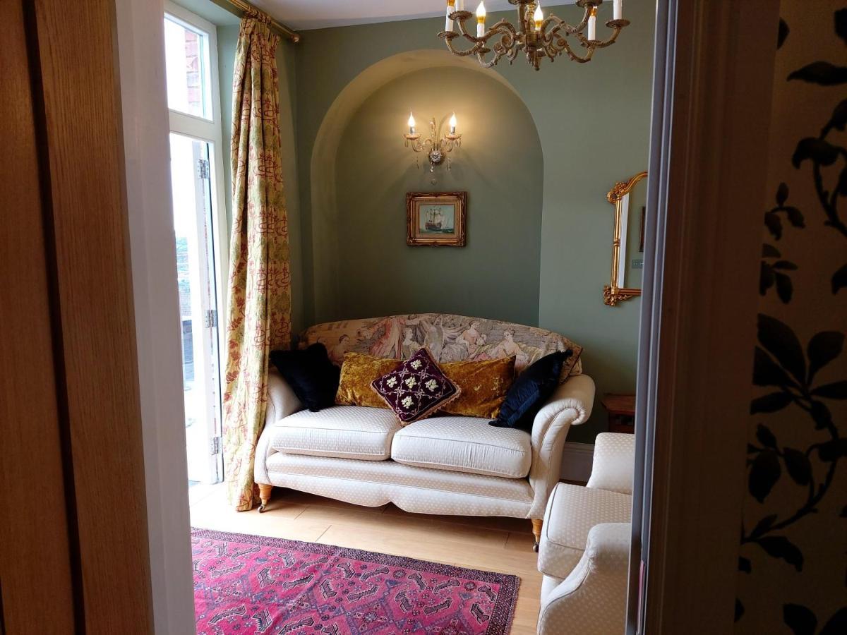 The Rector's Retreat At The Old Vicarage Apartment