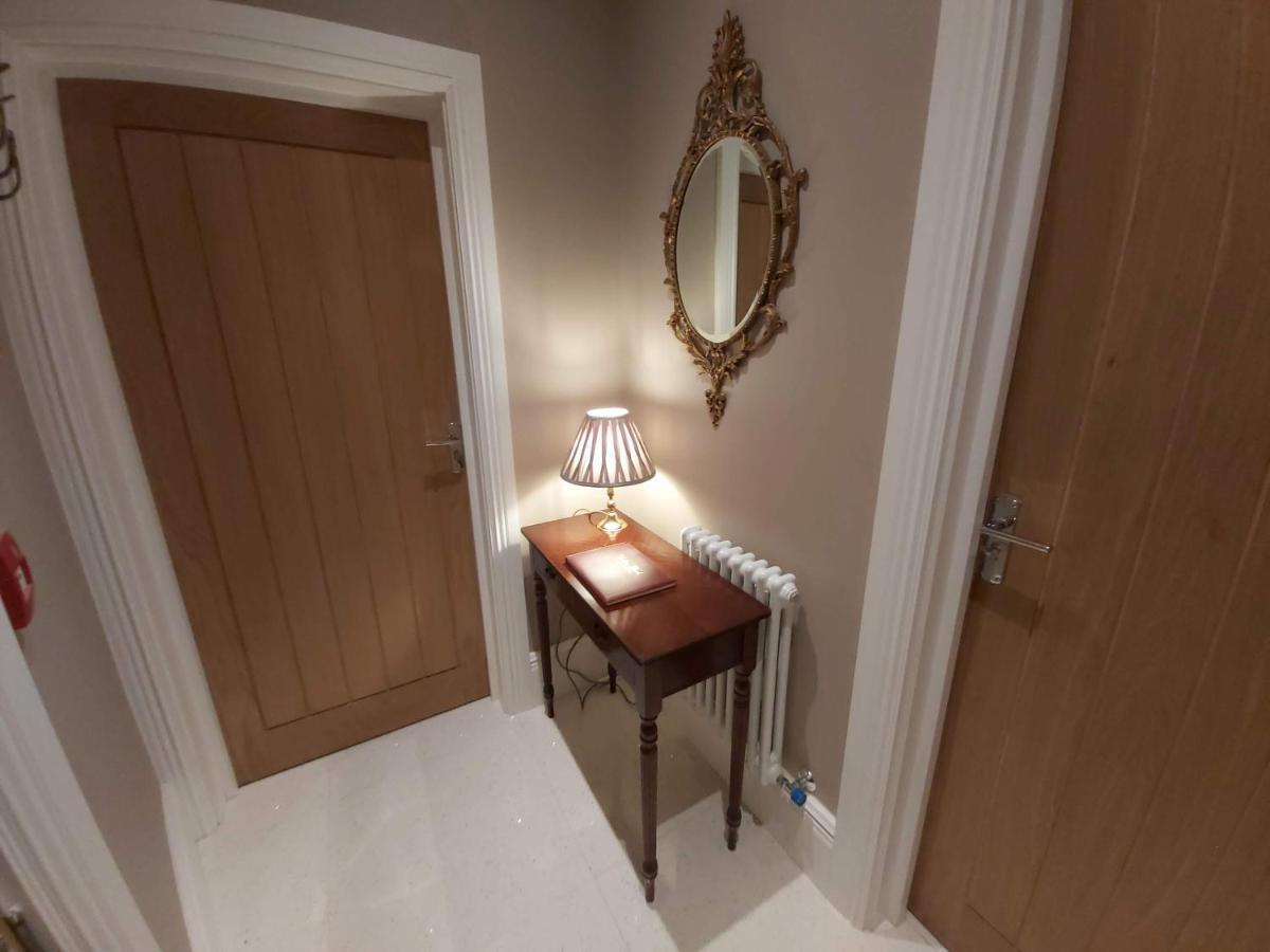 The Rector's Retreat At The Old Vicarage Apartment