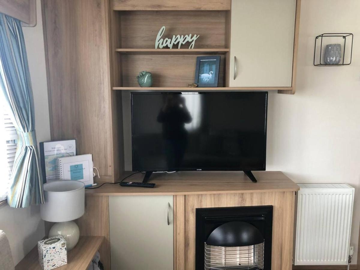 Holiday home Lovely 3-bed Caravan With Hot Tub In Lincolnshire