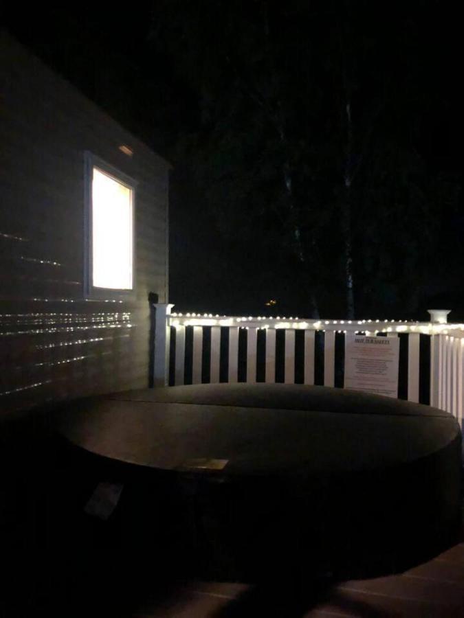 Lovely 3-bed Caravan With Hot Tub In Lincolnshire *