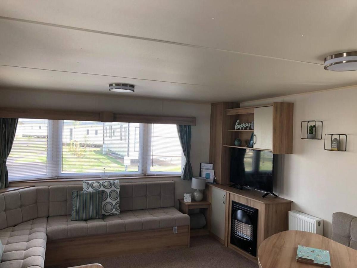 Lovely 3-bed Caravan With Hot Tub In Lincolnshire Holiday home Lincoln