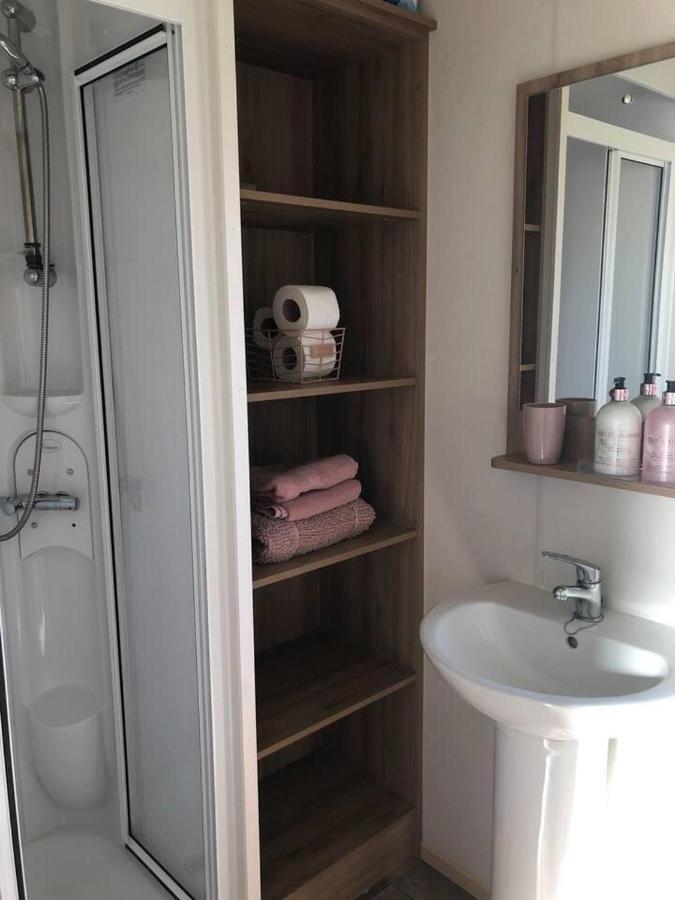 Lovely 3-bed Caravan With Hot Tub In Lincolnshire Lincoln