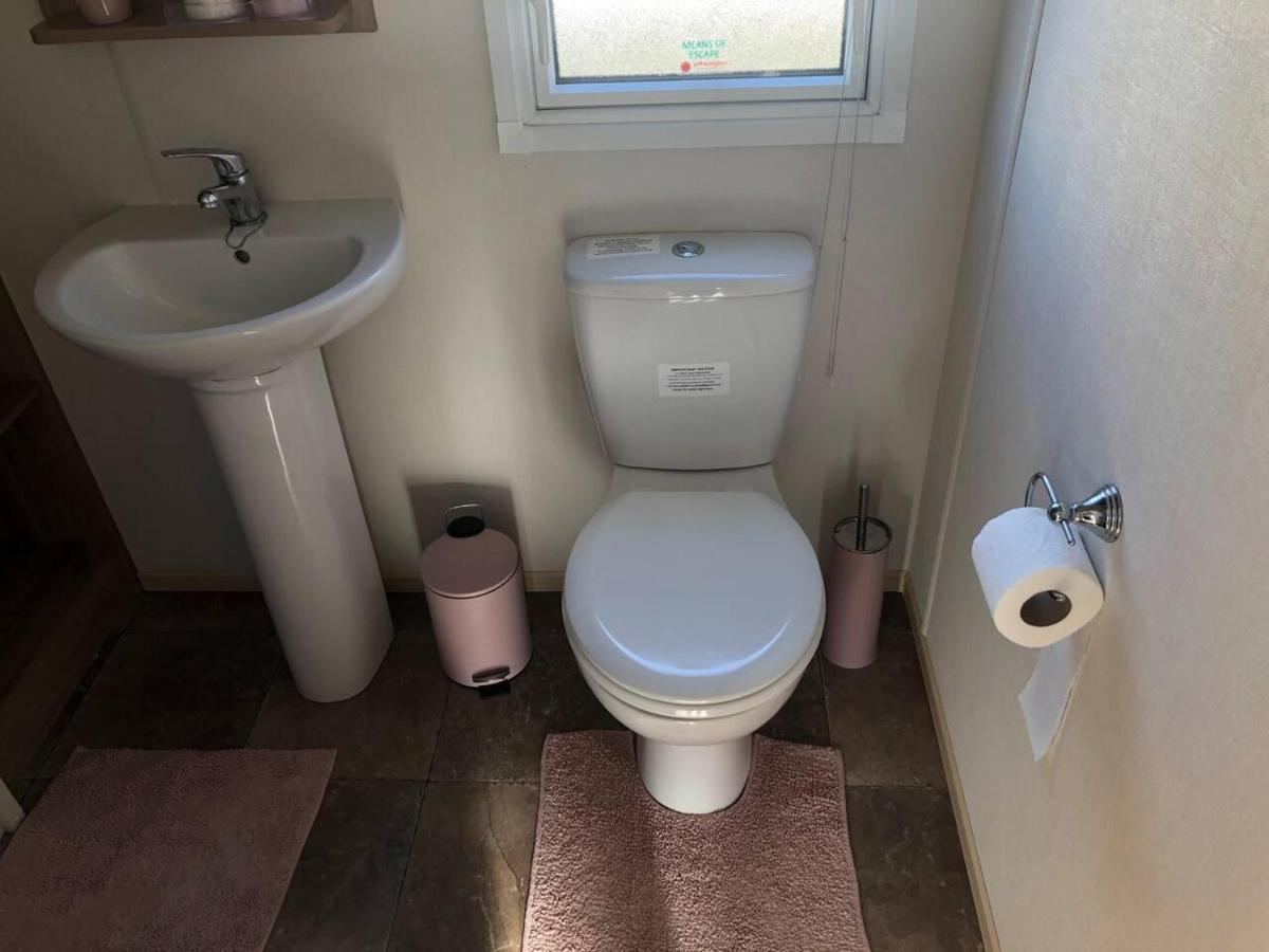 Holiday home Lovely 3-bed Caravan With Hot Tub In Lincolnshire *