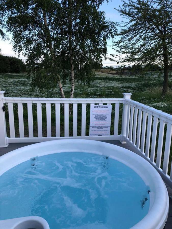 Holiday home Lovely 3-bed Caravan With Hot Tub In Lincolnshire Lincoln