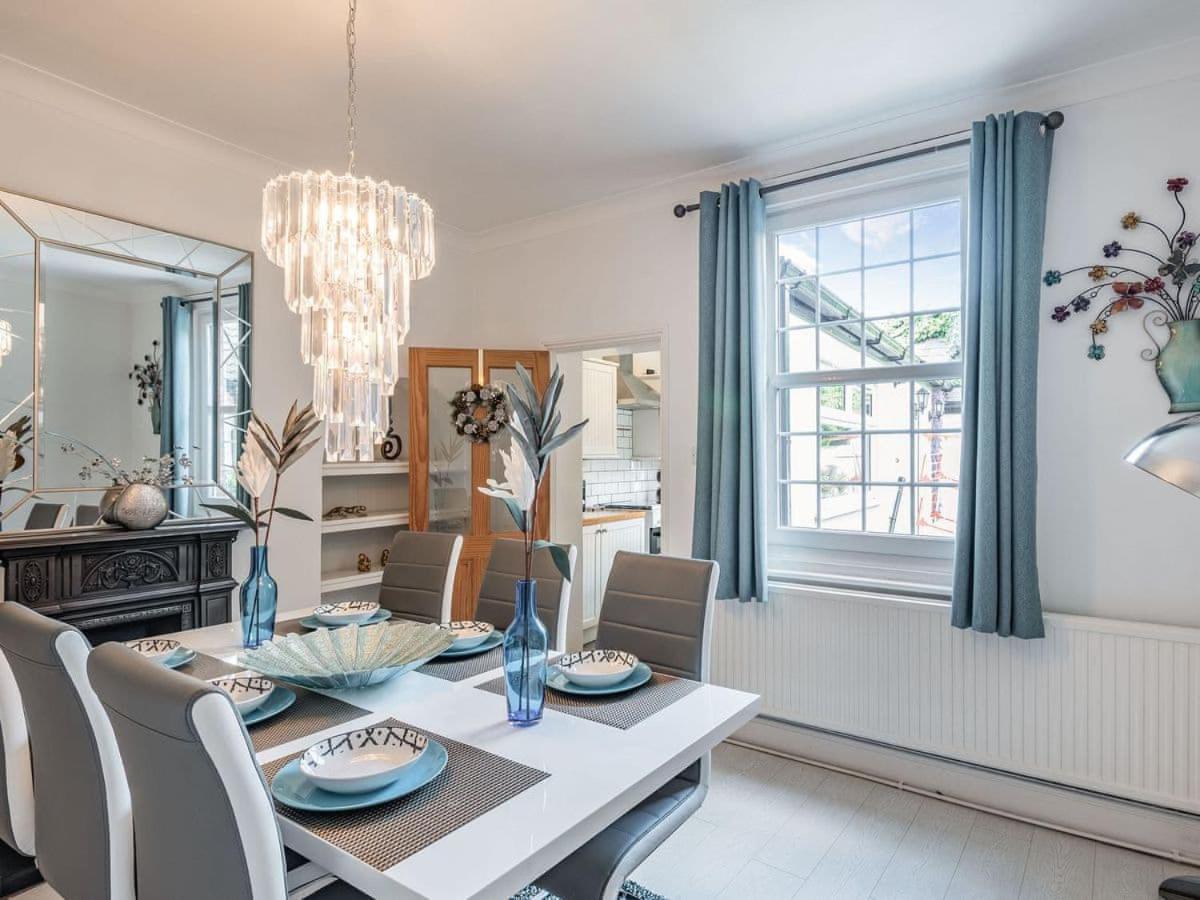 Holiday home Cathedral Quarter House With Free Secure Driveway Parking For 2 Cars