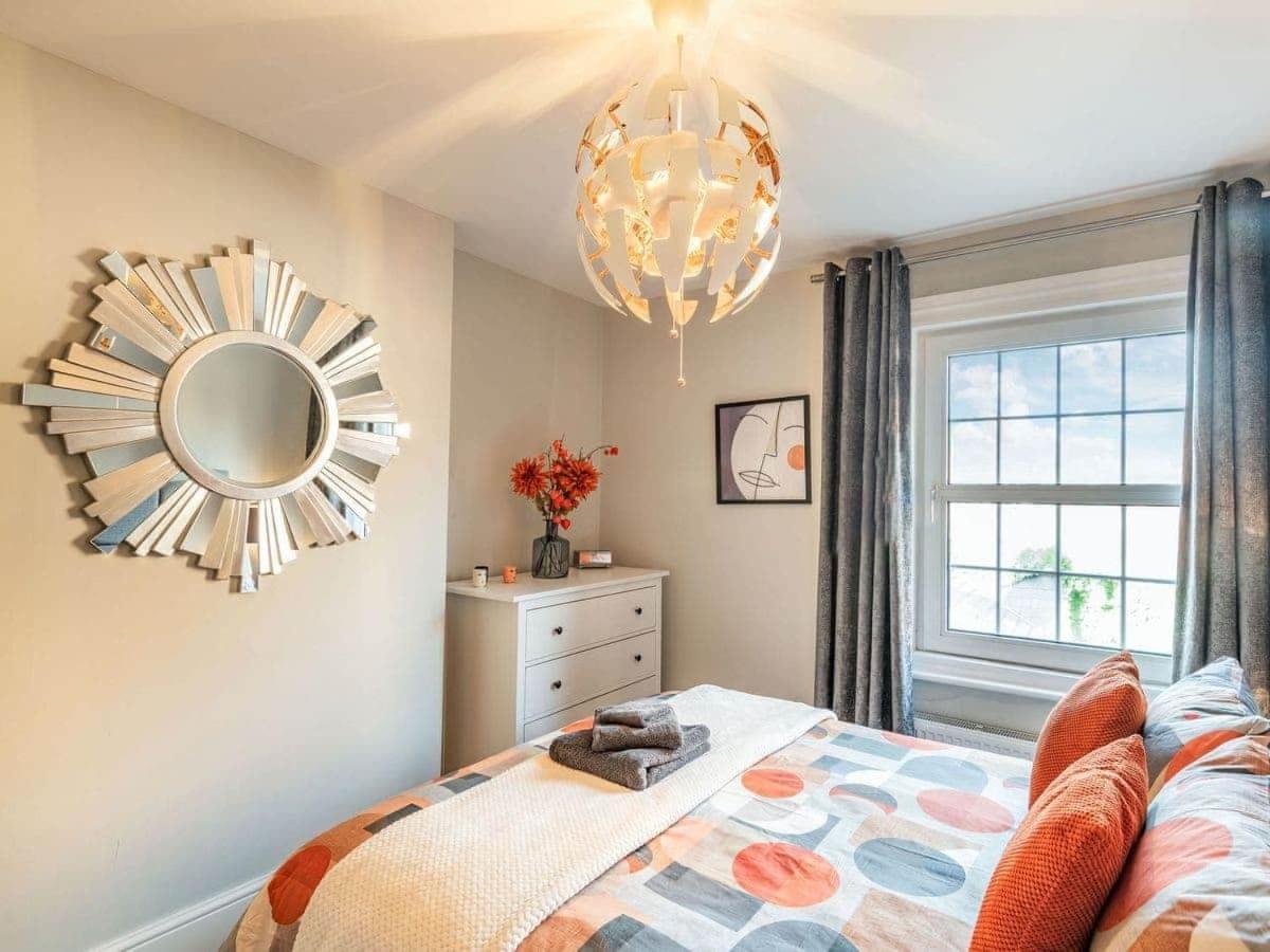 Holiday home Cathedral Quarter House With Free Secure Driveway Parking For 2 Cars *