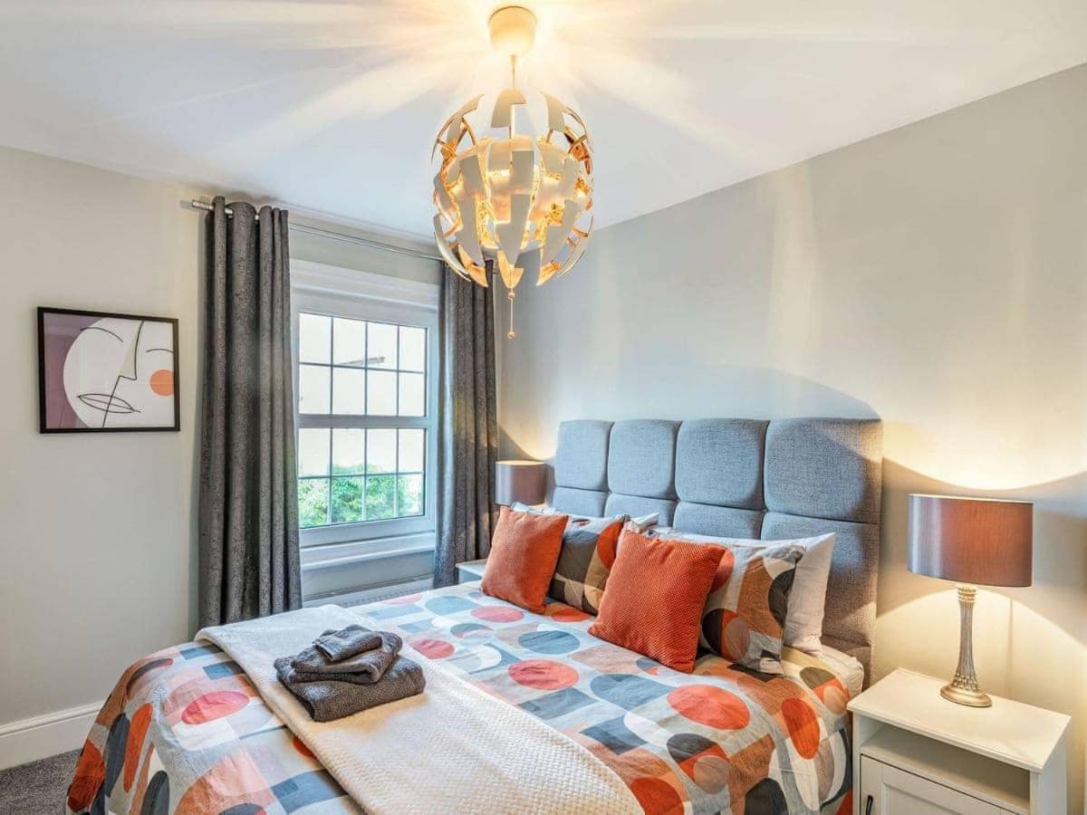 Holiday home Cathedral Quarter House With Free Secure Driveway Parking For 2 Cars *