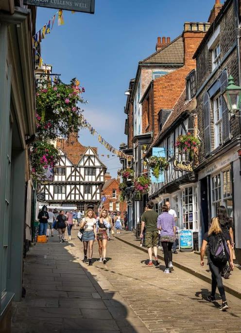 Holiday home Choristers Mews: Luxury A Stones Throw From The Cathedral! *