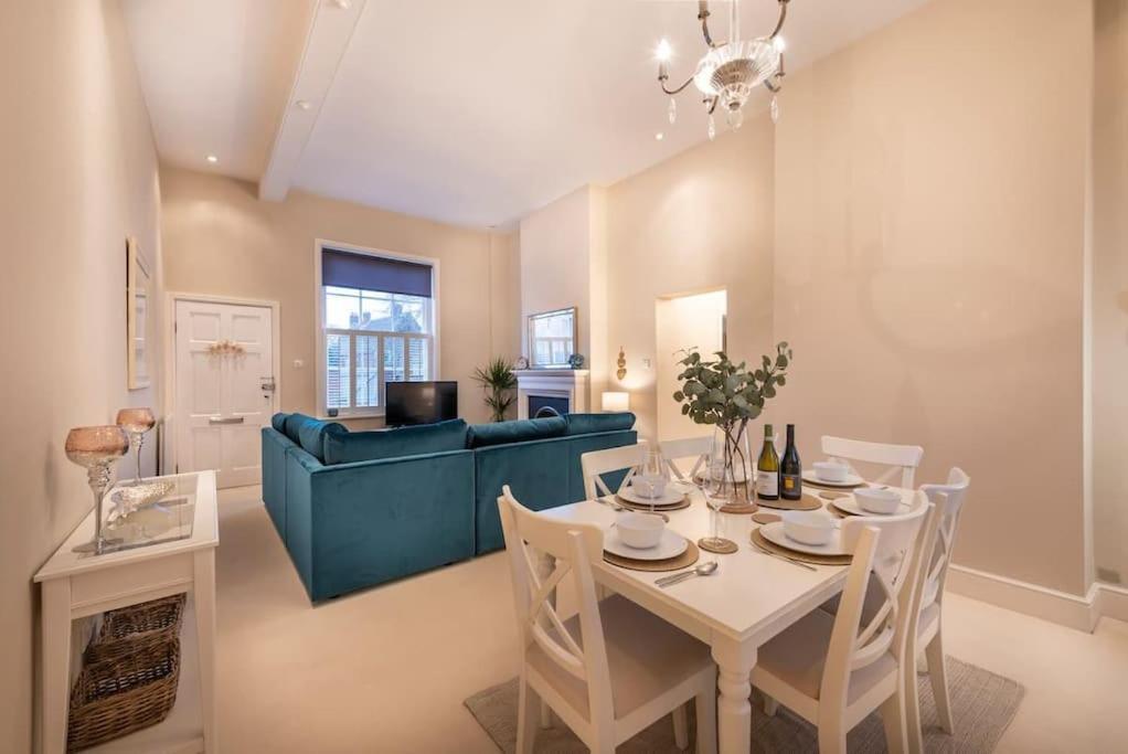 Choristers Mews: Luxury A Stones Throw From The Cathedral! *