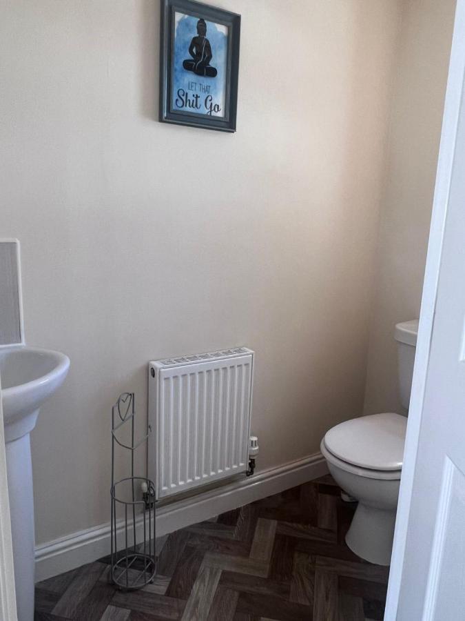 Centrally Located Lincolnshire With Free Parking On Premises *
