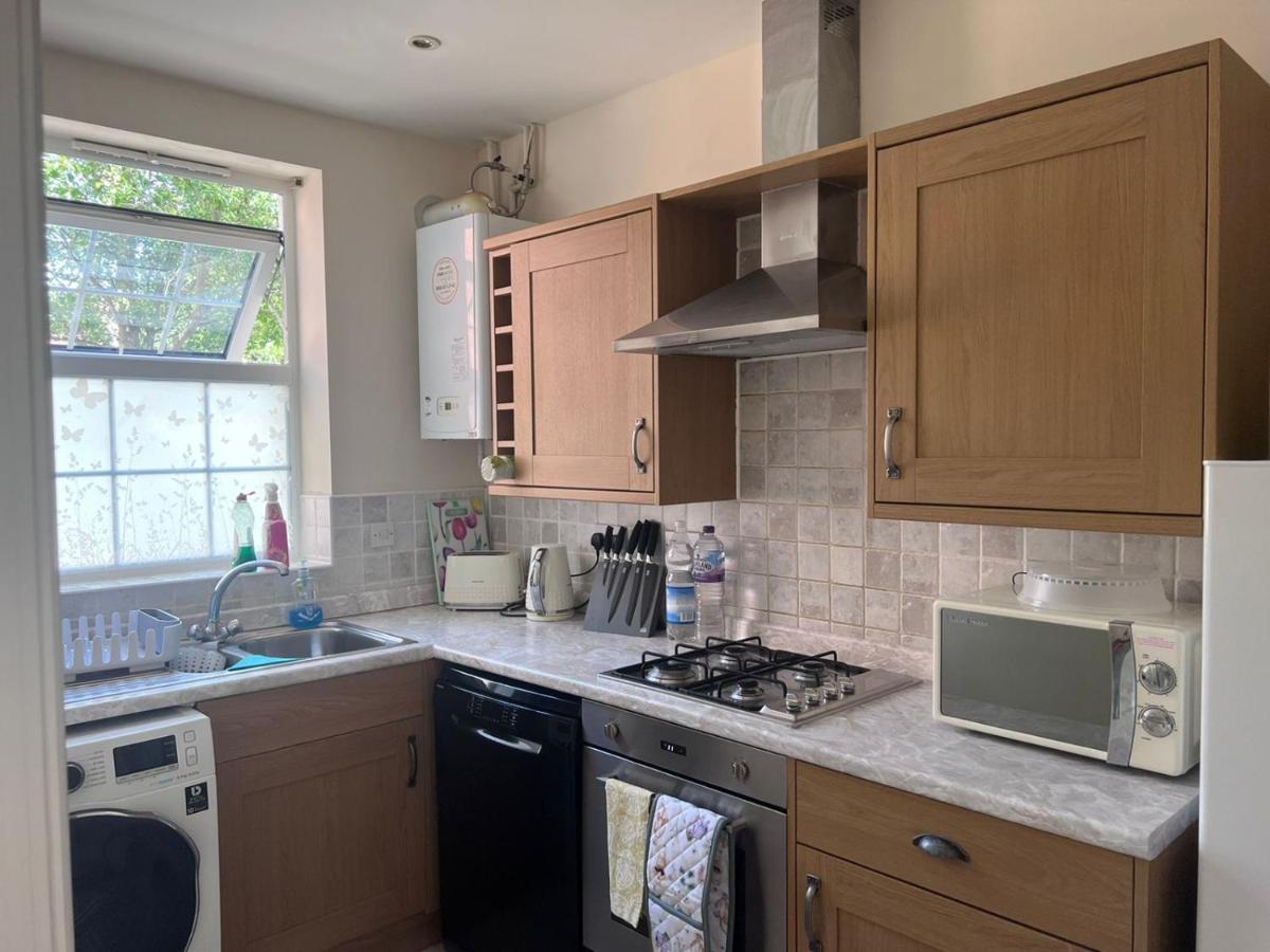 Centrally Located Lincolnshire With Free Parking On Premises * Lincoln