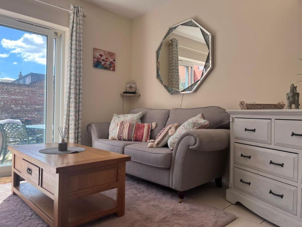 Holiday home Centrally Located Lincolnshire With Free Parking On Premises Lincoln