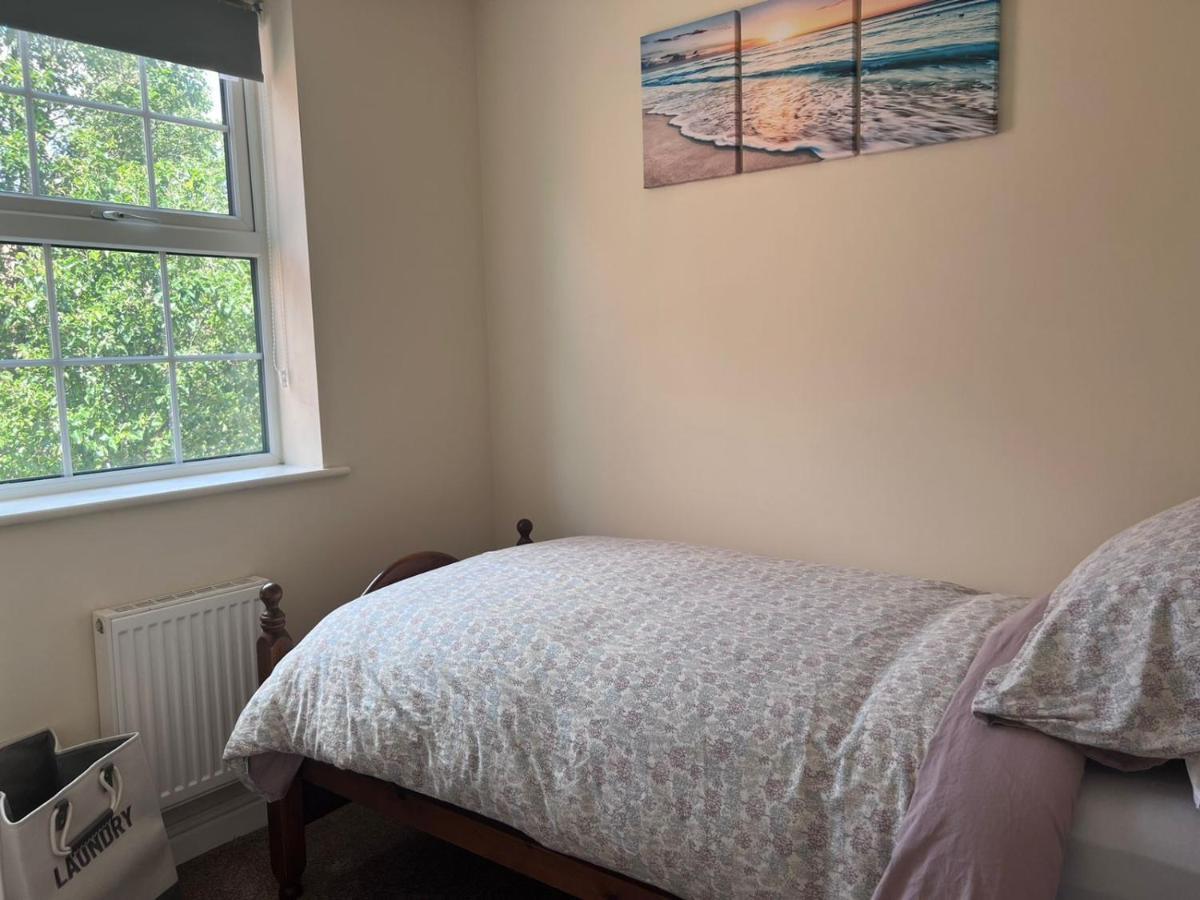 Centrally Located Lincolnshire With Free Parking On Premises *