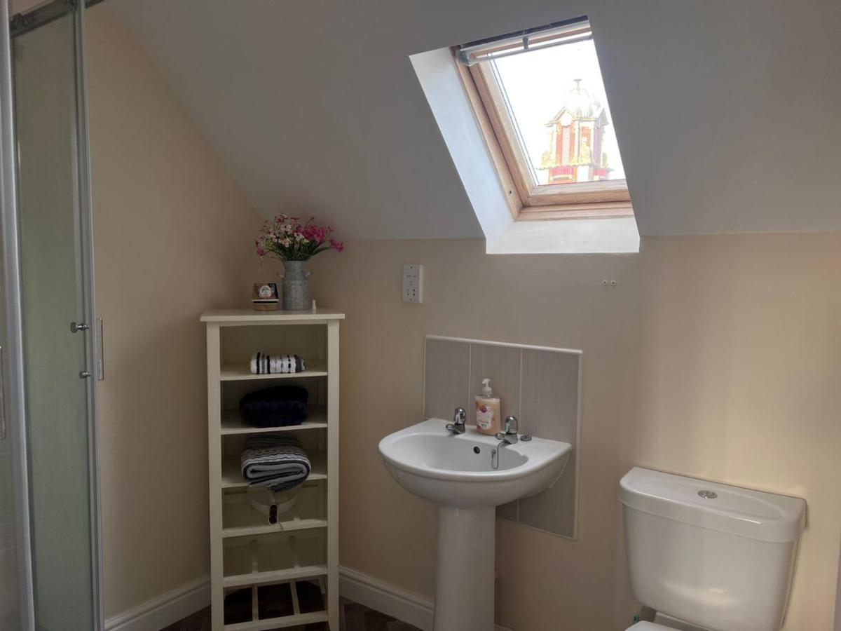 Centrally Located Lincolnshire With Free Parking On Premises