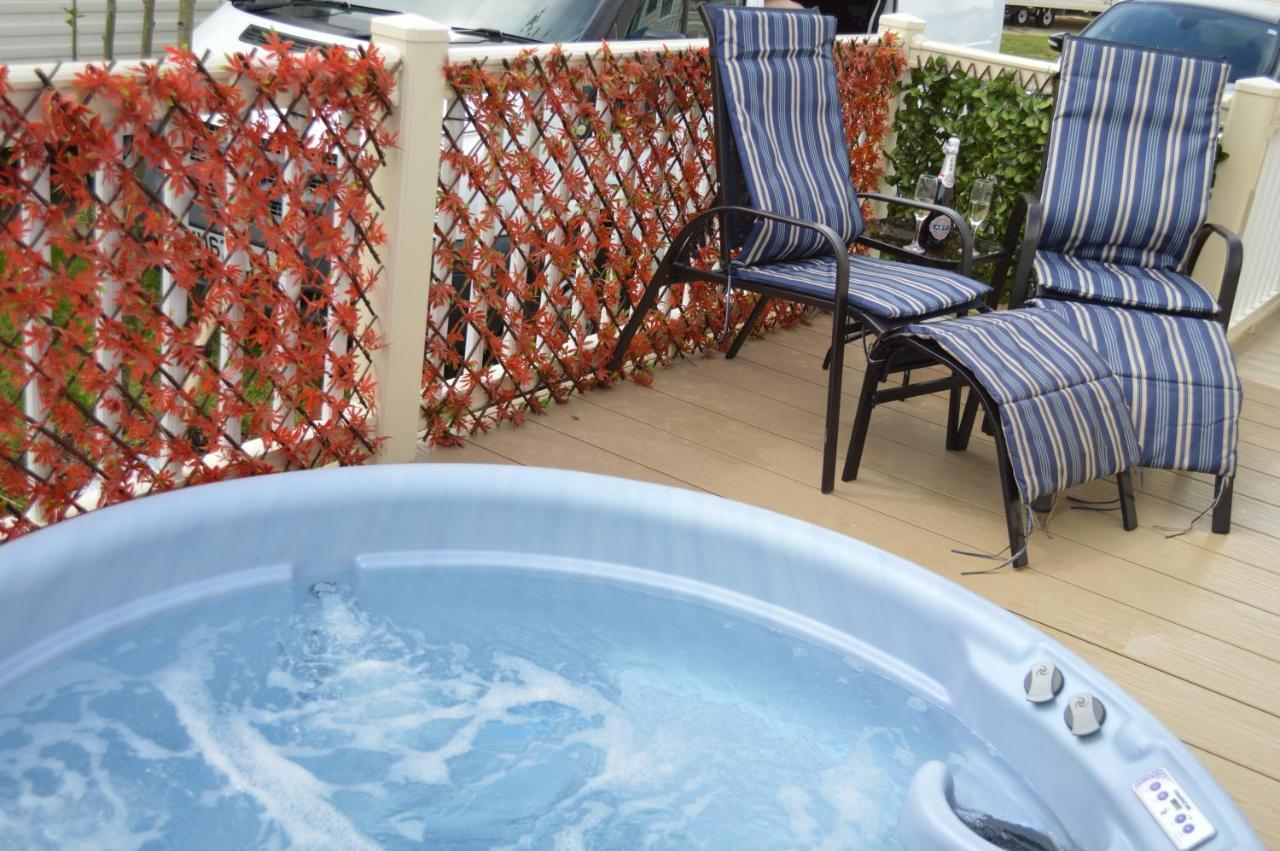 Tattershall Lakes Luxury Caravan With Hot Tub Holiday home
