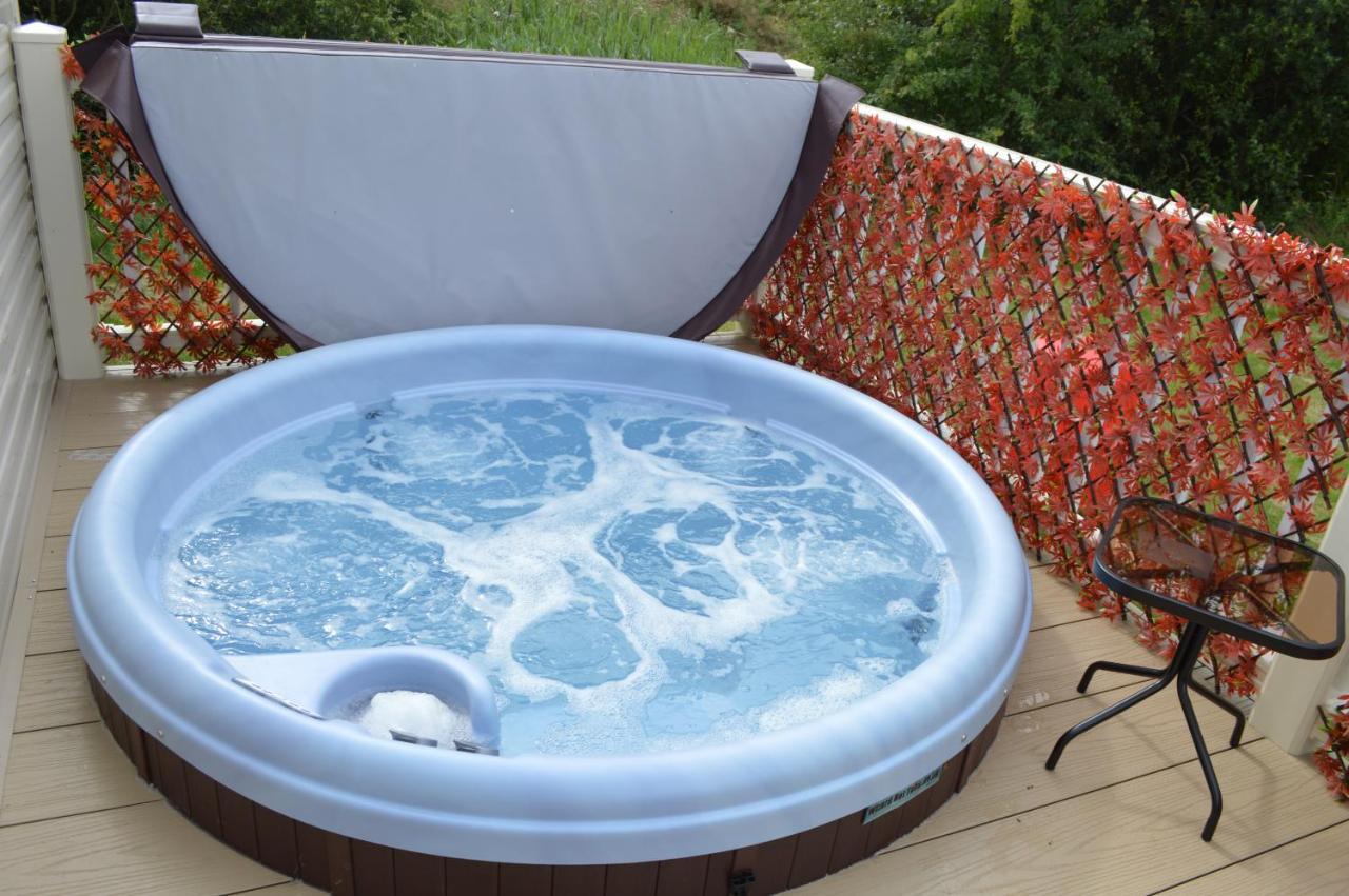 Tattershall Lakes Luxury Caravan With Hot Tub