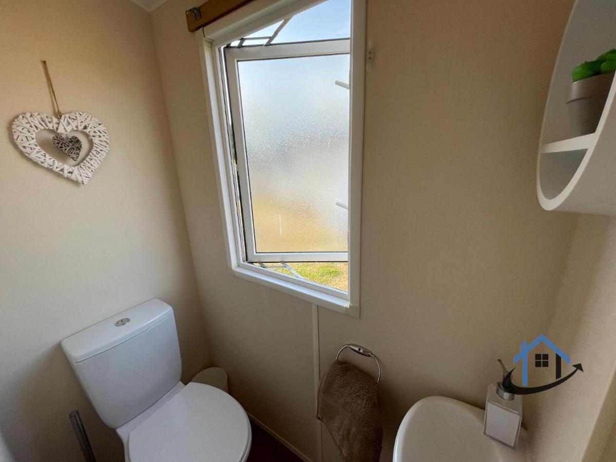 Taverner Place, Modern Home, Sleeps 8, Pets, Corporates Welcome Holiday park *