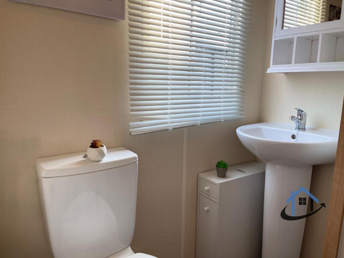 Taverner Place, Modern Home, Sleeps 8, Pets, Corporates Welcome Holiday park *