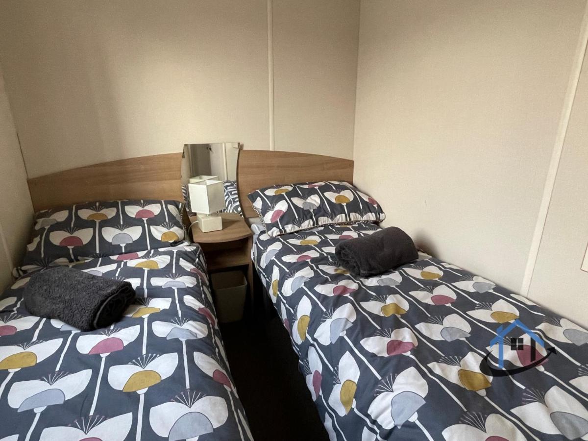 Taverner Place, Modern Home, Sleeps 8, Pets, Corporates Welcome