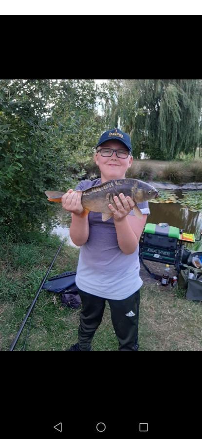 Family Fishing At Shortferry Lincolnshire 4g Free Swimming Campsite *