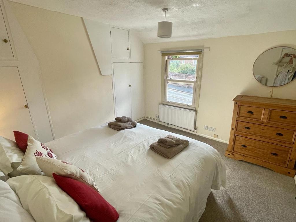 Cosy Cottage, Cathedral Views, Historic Quarter Holiday home *