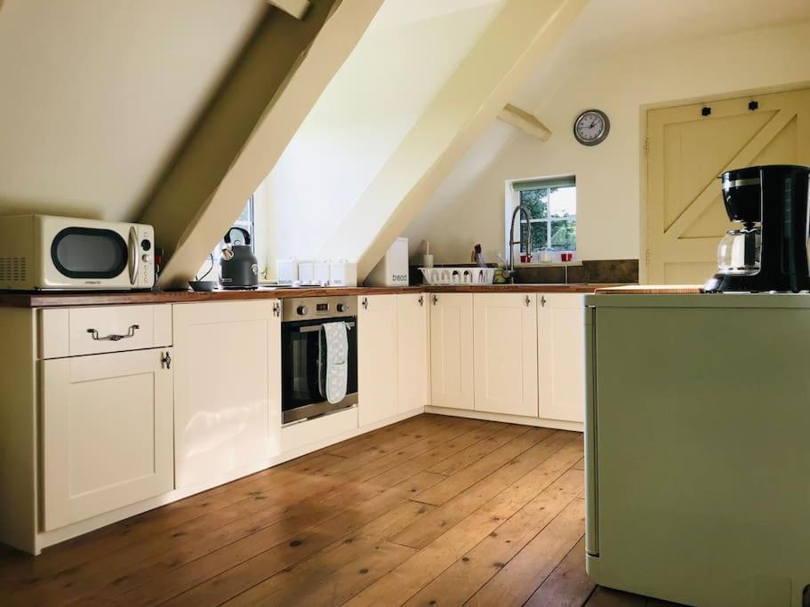Grove Farm Old Granary, 1st Floor Loft Apartment, Includes Continental Breakfast Apartment