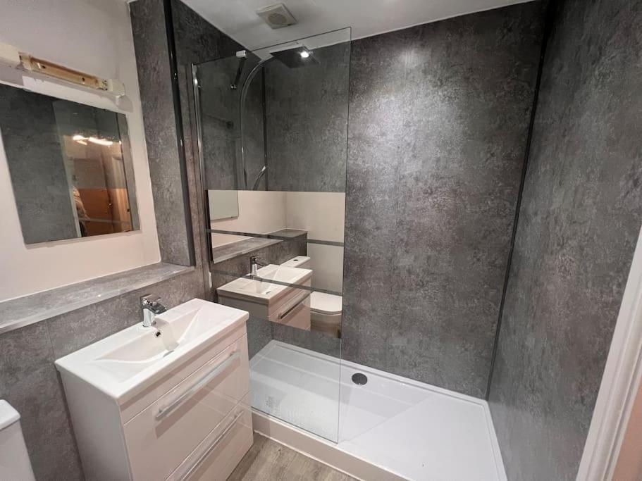 View Sleeps 4 Balcony Self Check-in Apartment Lincoln
