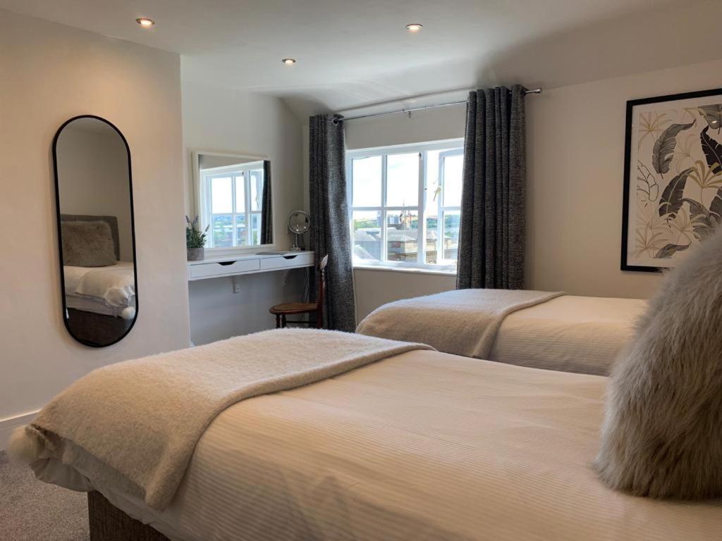 4 Danes - Perfect Location * Lincoln