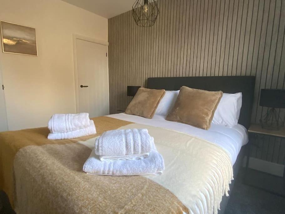Centrally Located In Of Idas Place - Two Bedrooms Each With A Kingsize Bed