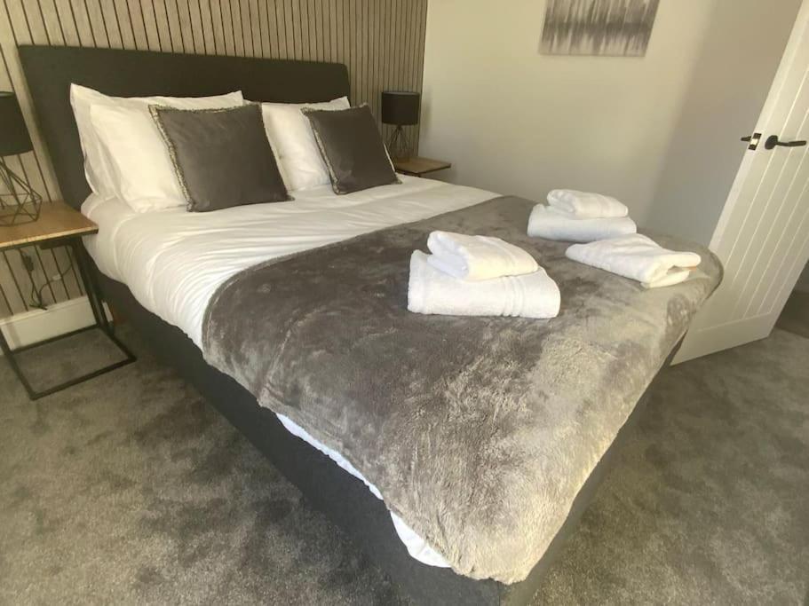 Centrally Located In Of Idas Place - Two Bedrooms Each With A Kingsize Bed *