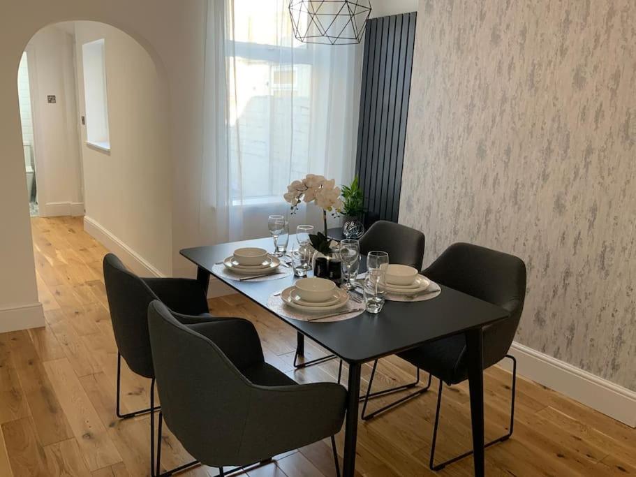 Holiday home Centrally Located In Of Idas Place - Two Bedrooms Each With A Kingsize Bed Lincoln